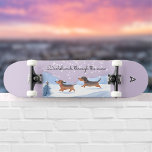 Dackeln durch den Schnee Mit Monogramm Weihnachten Skateboard<br><div class="desc">Dieses unterhaltsame Skateboard verfügt über zwei lebendige Dackeln, die durch den Winterschnee gut laufen. Die Unterschrift darüber ist ein festlicher Pun, "Dackeln durch den Schnee". Das niedliche Bild ist im Aquarellstil gehalten, die Erholung des Brettes ist pastellfarben lila. Personalisieren Sie das Board mit einem Monogramm Initial, das an einem Ende...</div>