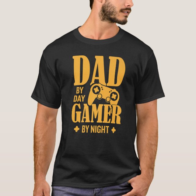 Dad By Day Gamer By Night Father Family Kids Paren T-Shirt (Vorderseite)