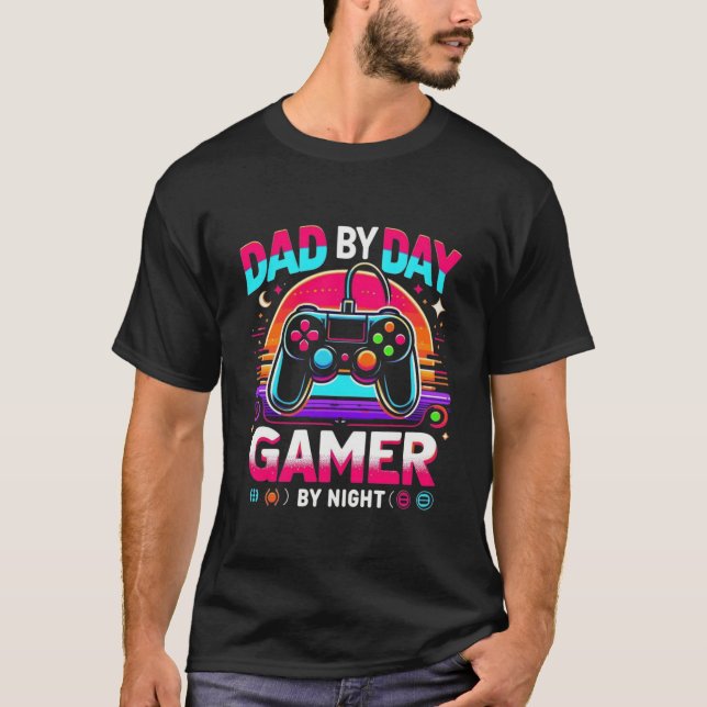 Dad By Day Gamer By Night Vibrant Retro Controller T-Shirt (Vorderseite)