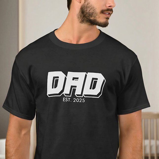 Dad Established 2025 Bold Typography T-Shirt (Von Creator hochgeladen)