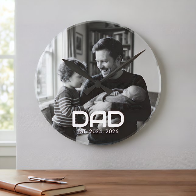 Dad Established Black White Bold Photo Runde Wanduhr (Von Creator hochgeladen)
