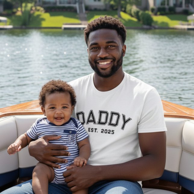 Dad Established Bold Black Name Year New Dad Gift T-Shirt (Von Creator hochgeladen)