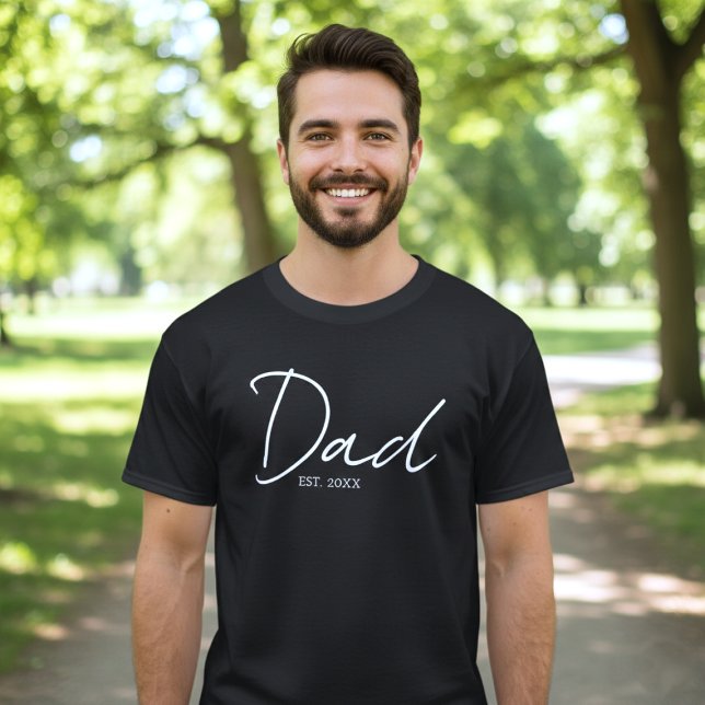 Dad Established Minimal Script Black White T-Shirt (Von Creator hochgeladen)