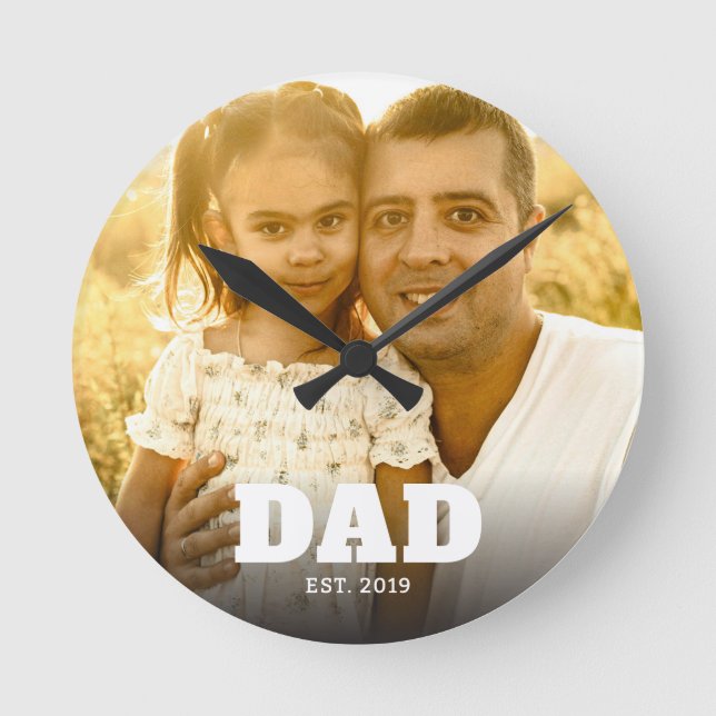 Dad Established Modern Bold Text Photo Runde Wanduhr (Vorderseite)
