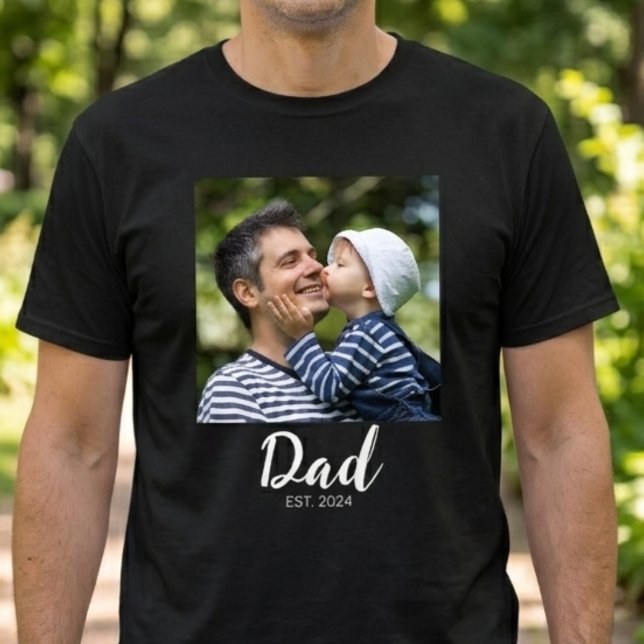 Dad Established Schrift Foto  T-Shirt (Von Creator hochgeladen)