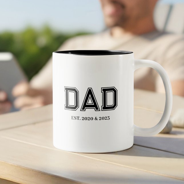 Dad Established Simple Modern College Typography Zweifarbige Tasse (Dad Established Year(s) Modern College Font Design - the perfect, personalized gift for Dad!)