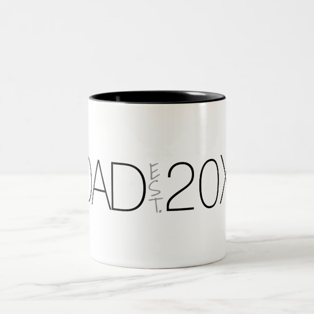 Dad Established Year Modern Script design  Zweifarbige Tasse (Mittel)