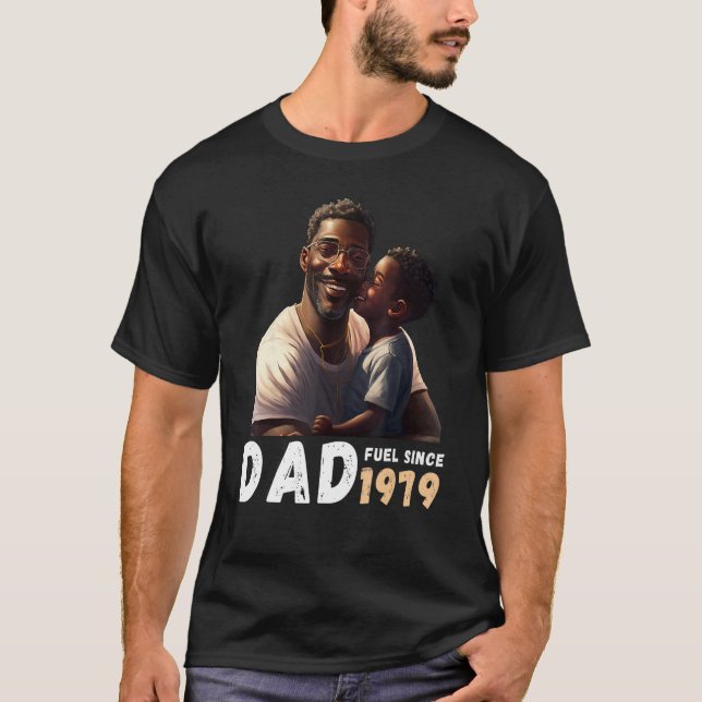 Dad Fuel Since 1979 Quote Black King Magic Fathers T-Shirt (Vorderseite)