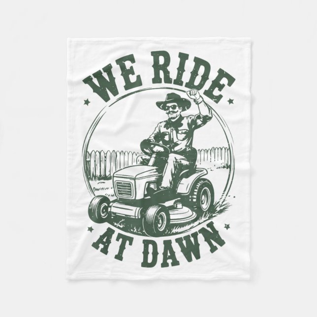 Dad Lawn Mower We Ride At Dawn Funny Mowing Gift G Fleecedecke (Vorderseite)