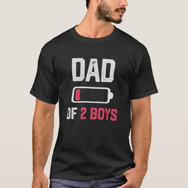 Dad of 2 Boys  Low Battery Father s Day T-Shirt (Vorderseite)