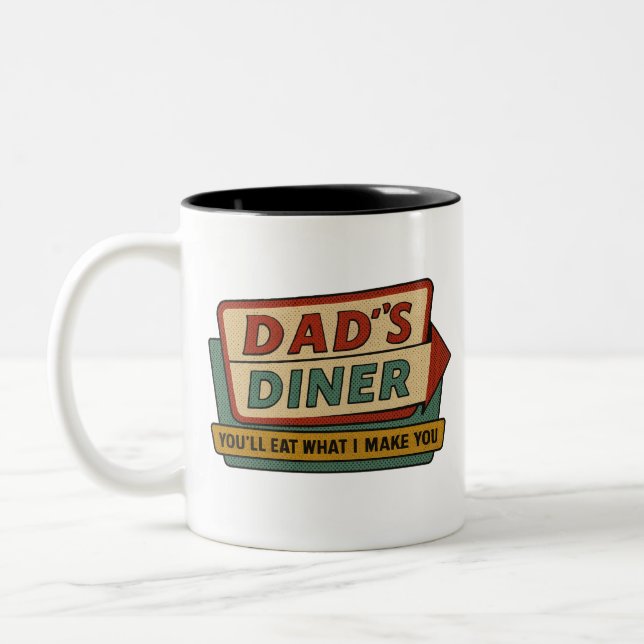 Dad’s Diner Retro Sign – Ben-Day 1950s Pop Art Zweifarbige Tasse (Links)