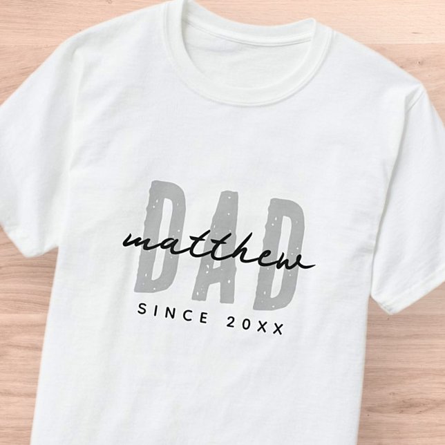 Dad Since 20XX Modern Simple Preppy T-Shirt (Von Creator hochgeladen)
