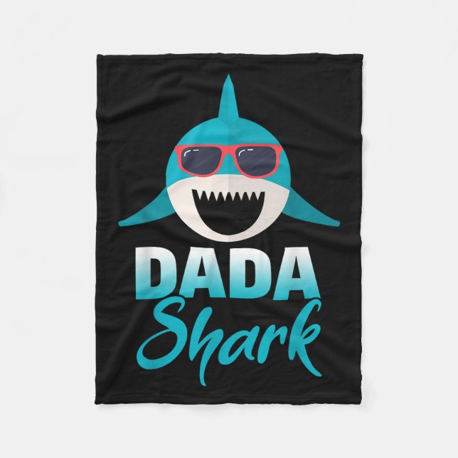 Dada Shark Wearing Cool Sungles Daddy Fleecedecke (Vorderseite)