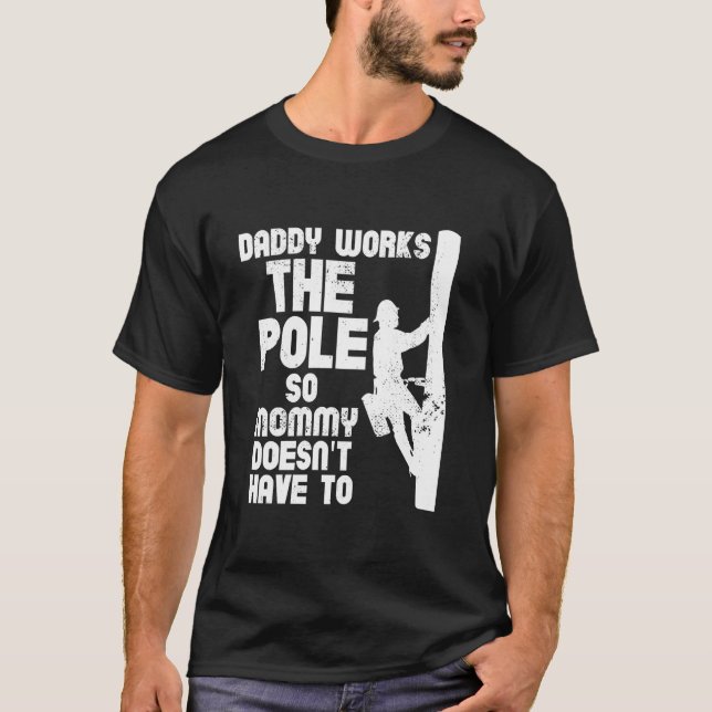Daddy arbeitet Pole Funny Lineman Spaß Electrici T-Shirt (Vorderseite)