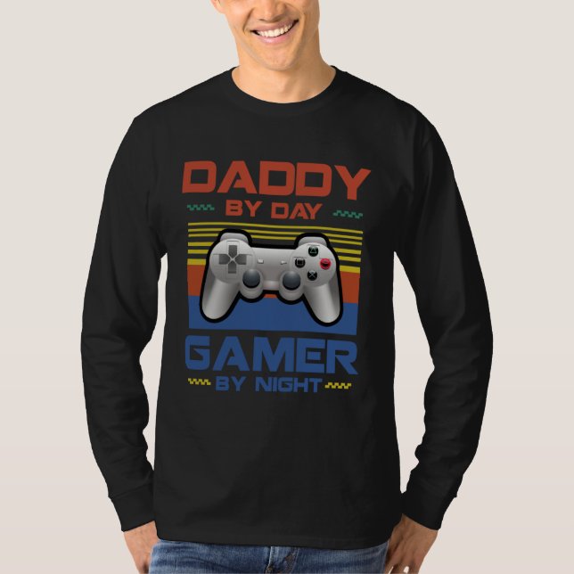Daddy By Day Gamer By Night For Men Best T-Shirt (Vorderseite)