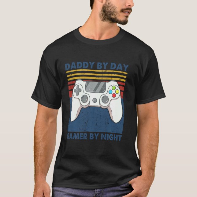 Daddy By Day Gamer By Night Funny Vater Jokes Gami T-Shirt (Vorderseite)