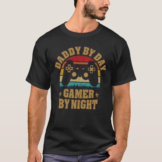 Daddy By Day Gamer By Night Funny Vater Jokes Gami T-Shirt (Vorderseite)