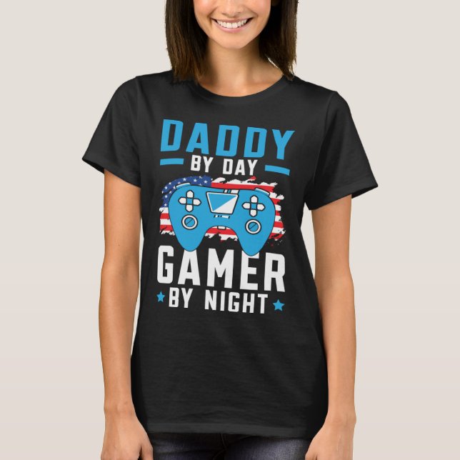 Daddy By Day Gamer By Night Gaming Dad Fatherhood  T-Shirt (Vorderseite)