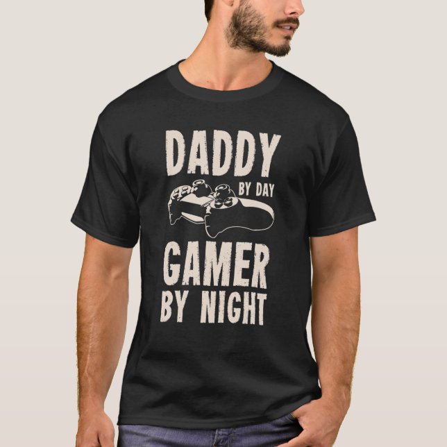 Daddy by Day Gamer by Night | Gaming T-Shirt (Vorderseite)