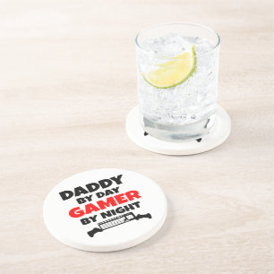 Daddy by Day Gamer by Night Getränkeuntersetzer