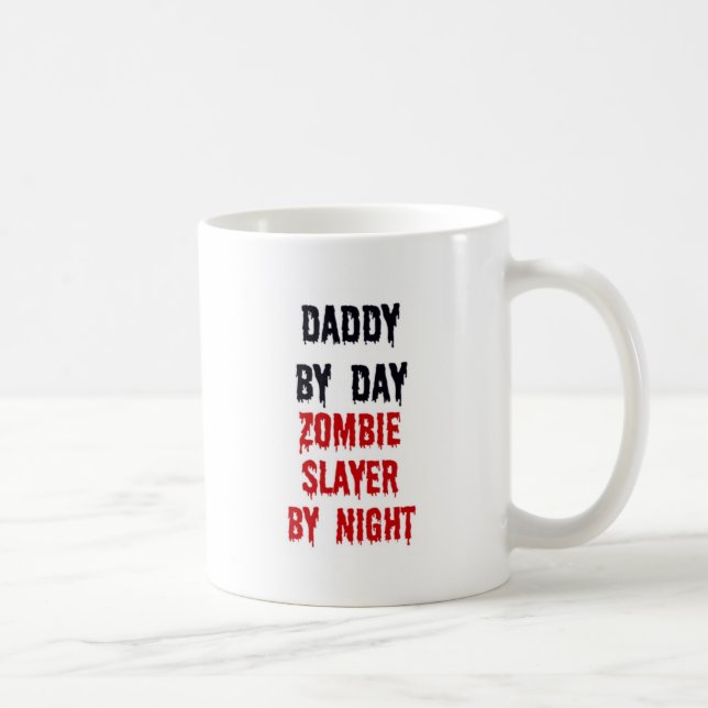 Daddy by Day Zombie Slayer by Night Tasse (Rechts)