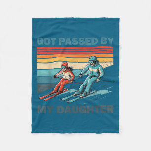Daddy-Design beim Skifahren von Tochter überholt Fleecedecke