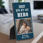 Daddy du bist Hero Blue Vatertag Familie Foto Fotoplatte<br><div class="desc">Daddy du bist Hero Blue Vatertag Familie Foto Plakette. Von Tochter oder Sohn bis hin zum besonderen Held in ihrem Leben. Fügen Sie Ihr Foto und Ihren Namen hinzu. Du kannst Papa in Papa,  Papa,  Pap, ...  Ein perfektes Geschenk und ein süßes Vatertag Geschenk für Papa.</div>