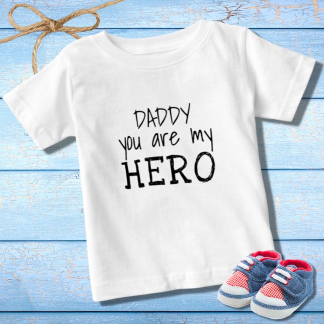 Daddy du bist mein Held Einfache B&W Typografie Baby T-shirt (Von Creator hochgeladen)