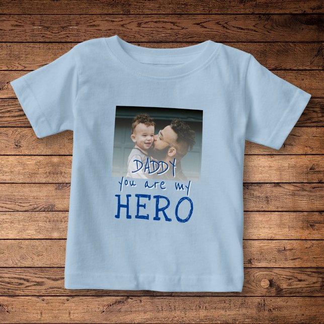 Daddy, du bist mein Held Typografy Vater Foto Baby T-shirt (Von Creator hochgeladen)