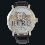 Daddy du bist unser Helden Full Foto Vatertag Armbanduhr<br><div class="desc">Daddy Sie sind unser Helden Full Foto Vatertag Watch. Text ist in einer handlich gezeichnet Typografie,  die das Foto überlagert. Du kannst Papa in Papa,  Papa,  Pfote, ...  ändern und dein Foto und deine Namen hinzufügen. Ein niedliches Geschenk und ein süßer Sake zum Vatertag,  Geburtstag oder Weihnachten für Papa.</div>
