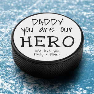 Daddy du bist unser Heldentypografie-Vatertag Eishockey Puck