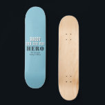 Daddy du bist unser Heldentypografie-Vatertag Skateboard<br><div class="desc">Papa du bist unser Held Typografie Blue Vatertag Hockey Puck. Du kannst Papa in Papa,  Papa,  Pap, ...  ändern und deine Namen hinzufügen. Ein niedliches Geschenk und ein süßer Sake für den Vatertag für Papa.</div>