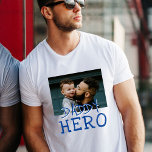 Daddy Hero Vater und Kid Custom Foto T-Shirt<br><div class="desc">Daddy Hero Vater und Kid Custom Foto T - Shirt. Text ist in blauen,  handgezeichnet Schriftart. Fügen Sie Ihr Foto hinzu. Du kannst Papa in Papa,  Papa,  Pap, ...  Großartiges Geschenk für einen Vater für den Tag des Vaters,  Geburtstag oder Weihnachten.</div>