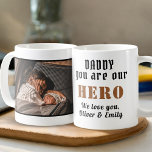 Daddy Hero Vatertag Foto Kaffeetasse<br><div class="desc">Daddy du bist Hero Vatertag Familie Foto Kaffee Tasse. Von Tochter oder Sohn bis hin zum besonderen Held in ihrem Leben. Fügen Sie Ihr Foto und Ihre Namen hinzu. Du kannst Papa in Papa,  Papa,  Pap, ...  Ein perfektes Geschenk und ein süßes Vatertag Geschenk für Papa.</div>