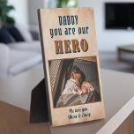 Daddy Hero Watercolor Vatercolor - Foto der Famili Fotoplatte<br><div class="desc">Daddy Hero Watercolor Vatertags Familie Foto-Plakat. Von Tochter oder Sohn bis hin zum besonderen Held in ihrem Leben. Fügen Sie Ihr Foto und Ihren Namen hinzu. Du kannst Papa in Papa,  Papa,  Pap, ...  Der Hintergrund ist rötlich-orangefarben. Ein perfektes Geschenk und ein süßes Vatertag Geschenk für Papa.</div>