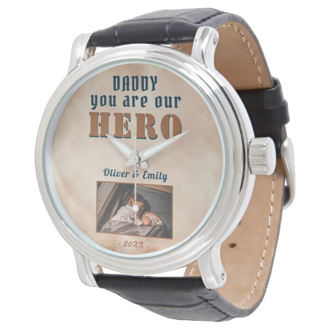 Daddy Hero Watercolor Vaterday Foto Armbanduhr (Schrägansicht)