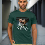 Daddy Hero White Typografy Vater Foto Green T-Shirt<br><div class="desc">Daddy Hero White Typografy Vater Foto Green T - Shirt. Text ist in weißen,  handgezeichnet Schriftart. Fügen Sie Ihr Foto hinzu. Du kannst Papa in Papa,  Papa,  Pap, ... </div>