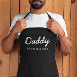 Daddy | Kinder benennen Modernes Vatertagskript Schürze<br><div class="desc">Einfaches, stilvolles Daddy Custom Quote Art Design in zeitgenössischer, handgeschriebener Schrift-Typografie in einem modernen minimalistischen Stil, der leicht mit dem Namen Ihrer Kinder oder mit Ihrer persönlichen Botschaft personalisiert werden kann. Das perfekte Geschenk für Ihren ganz besonderen Papa an seinem Geburtstag, dem Tag des Vaters oder einfach nur, weil er...</div>