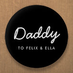 Daddy | Moderne Kinder heißen Vatertag schwarz Button<br><div class="desc">Einfaches, stilvolles Daddy Custom Quote Art Design in zeitgenössischer, handgeschriebener Schrift-Typografie in modernem minimalistischem Stil auf schwarzem Hintergrund, der leicht mit Ihrem Kindernamen oder Ihrer persönlichen Botschaft personalisiert werden kann. Das perfekte Geschenk für Ihren ganz besonderen Papa an seinem Geburtstag, dem Tag des Vaters oder einfach nur, weil er stinkt!...</div>