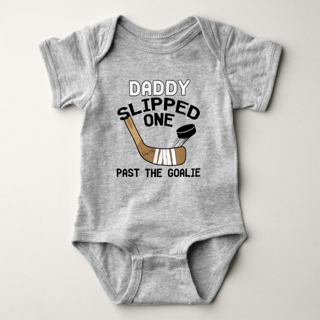 Daddy rutschte eins hinter dem Goalie Funny Hockey Baby Strampler (Vorderseite)
