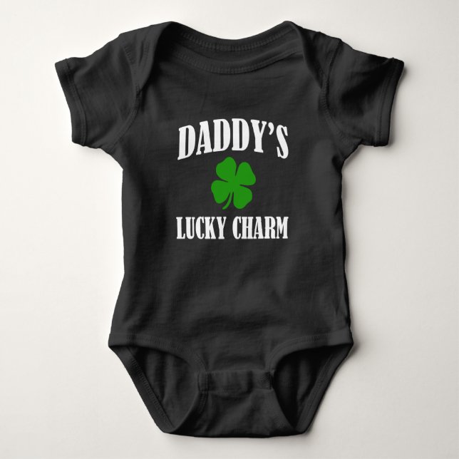 Daddy s Lucky Charm Baby St. Patricks Day Shirt (Vorderseite)