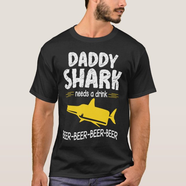 Daddy Shark Needs A Drink Beer Happy Father Day Da T-Shirt (Vorderseite)