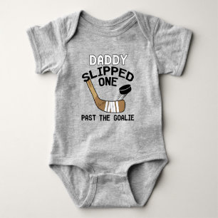Daddy Slipped One Past the Goalie Lustiges Hockey Baby Strampler