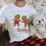 Daddy to be Gender Reveal Gingerbread T-Shirt<br><div class="desc">Dieses Design verfügt über einen bezaubernden Lebkuchenjunge und ein Mädchen mit köstlichen Schriftart! Sehen Sie sich die gesamte Kollektion an,  um mehr passende Artikel zu finden!</div>