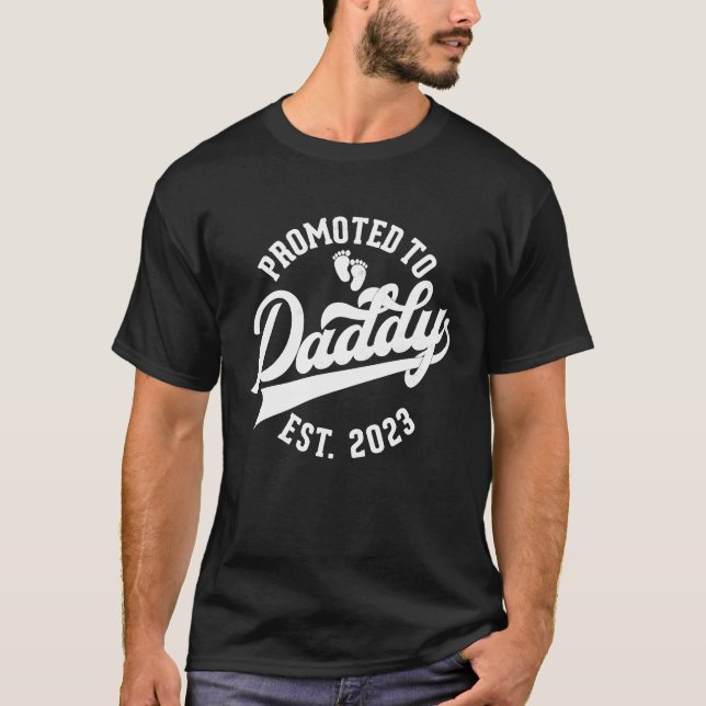 Daddy To Be New Dad First Time Father Promoted to  T-Shirt (Vorderseite)