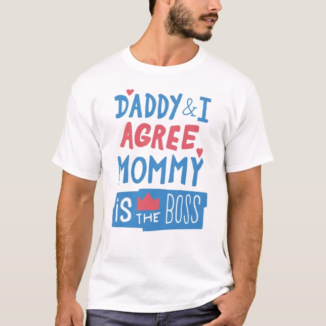 Daddy und ich stimmen zu, dass Mommy der Chef ist T-Shirt (Vorderseite)