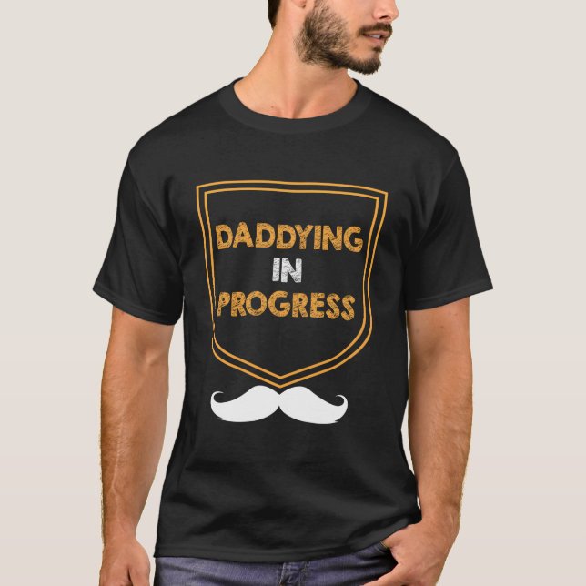 Daddying In Progress Husband Parents Mister Mom Da T-Shirt (Vorderseite)