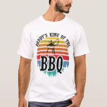 Daddy's King of the Grillen Funny GRILLEN Grillen  T-Shirt<br><div class="desc">Fügen Sie Ihrem Kleiderschrank "Grillen-Grillen" mit diesem lustigen "Daddy's King Of The Grillen"-Design ein wenig Spaß hinzu oder geben Sie es als perfektes Geschenk! Wählen Sie unten Ihre Größe und Farbe,  dann KAUFEN SIE JETZT,  um Ihre Bestellung aufzugeben.</div>