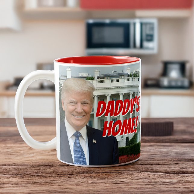 Daddys Zuhause-Präsident Donald Trump 2024 gewinnt Zweifarbige Tasse (daddys home trump 2024 victory win president donald j trump election mug gift)
