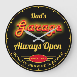 Dad's Garage Red Yellow Neon Look Date Name Black Große Wanduhr